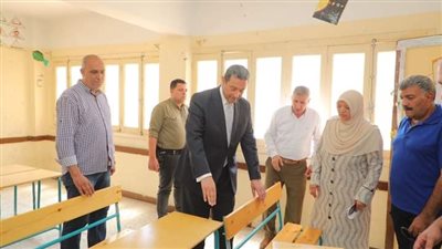 محافظ دمياط يتفقد عدد من المدارس لبحث آلية إعادة التوزيع لتقليل الكثافة الطلابية 