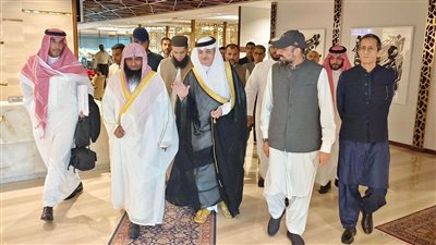 إمام وخطيب المسجد النبوي يصل باكستان في زيارة رسمية 