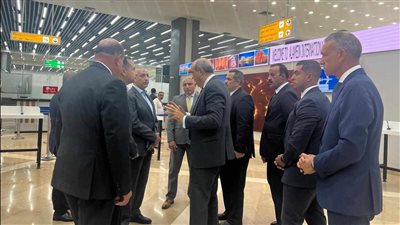 جوالات مستمرة يجريها وزير الطيران المدني بمواقع العمل 