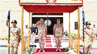 وزير الدفاع يلتقي عددًا من رجال القوات المسلحة بالمنطقة الجنوبية العسكرية