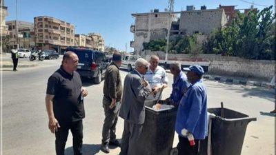 خلال الجولة.. محافظ شمال سيناء يصافح عمال النظافة وبعض الأهالي