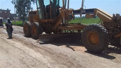 الغربية تنفذ أعمال تمهيد وتسوية الطرق بقرى مركز المحلة