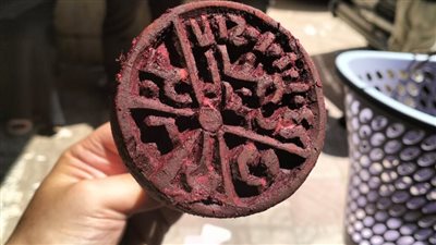 ضبط أختام مزورة وحبر أحمر لدى بعض الجزارين بالفيوم 