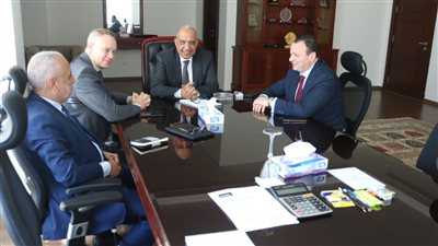 وزير الكهرباء يبحث مع 