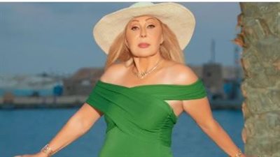 نادية الجندي في إطلالة تعكس شبابها العشريني .. الماء والخضرة والوجه الحسن