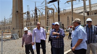 صور|وزير الكهرباء يتفقد محطة توليد كهرباء السد العالي
