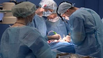 أطباء روس يجرون عملية فريدة لإزالة ورم من شبكية العين