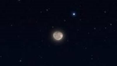 القمر يعانق ألفا العذراء في مشهد بديع.. الليلة