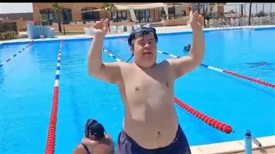 سباح من ذوي الهمم يواجه تيارات المانش لتحقيق الرقم القياسي