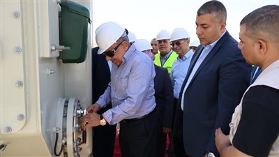 وزير الكهرباء يشارك في تركيب أول محول بمحطة الربط المصري السعودي