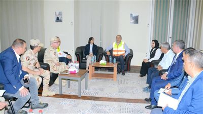 وزير قطاع الاعمال يناقش تطوير شركة صباغي البيضا بكفر الدوار