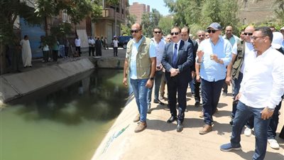 وزير الري ومحافظ المنوفية يتفقدان أعمال تغطية مصرف 
