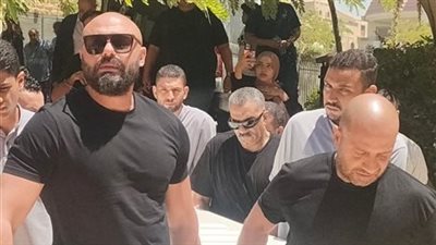 الحزن يسيطر على نجوم الفن والرياضة بجنازة صلاح حسني.. صور