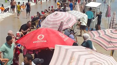 إقبال كثيف من المواطنين على شواطئ مصيف جمصة