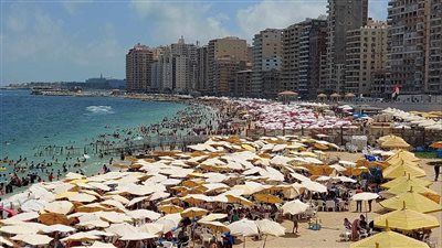 إقبال المواطنين على شواطئ شرق الإسكندرية تزامنا مع رفع الرايات الخضراء