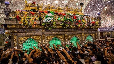 هل يجوز المسح على قبور الأنبياء والصالحين وتقبيلها من باب التبرك؟ 