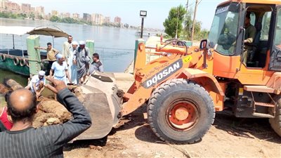 رئيس ساحل سليم يتابع أعمال تمهيد وتركيب مصدات مراسي المعديات