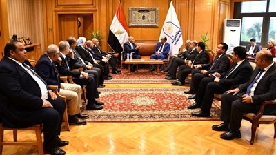 رئيس جامعة حلوان يبحث سبل تنفيذ الابتكارات الطلابية 