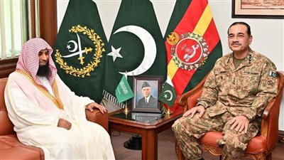 رئيس أركان الجيش الباكستاني يستقبل إمام الحرم النبوي 