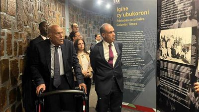 وزير الخارجية يزور النصب التذكاري الخاص بضحايا الإبادة الجماعية في كيجالي