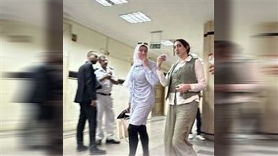 أخفت وجهها عن الكاميرات.. زوجة عصام صاصا تدعم زوجها في محاكمته