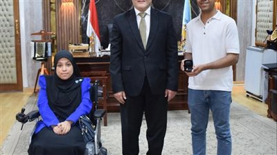 جامعة سوهاج تُهدي طالبين من ذوي الهمم كراسي كهربائية 