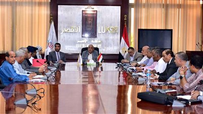  محافظ الأقصر يوجه بتشغيل 8 مجمعات خدمية بقرى 