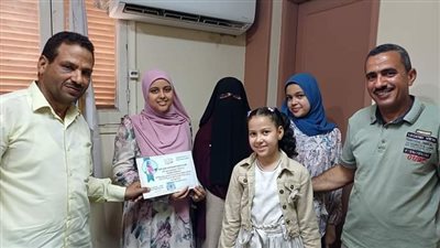 تعليم أبو تشت تكرم الطالبة تنسيم صاحبة المركز السابع فى الثانوية العامة 