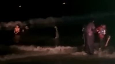 رغم إغلاق الشواطئ.. شباب يتسللون لمياه البحر بغرب الإسكندرية 