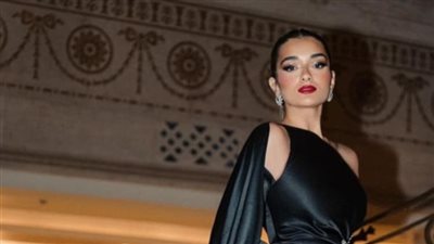 ملك أحمد زاهر تكشف عن قوامها الممشوق بفستان مجسم (شـاهد)