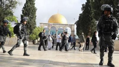 مُستوطنون يقتحمون باحات الأقصى بحماية شرطة الاحتلال الإسرائيلي