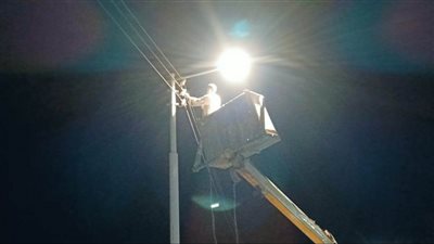 حملة لرفع كفاءة الإنارة بتبديل وصيانة الكشافات بقرى أسيوط