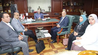 محافظ بني سويف ورئيس جهاز تنظيم إدارة المخلفات يناقشان سبل أوجه التعاون 