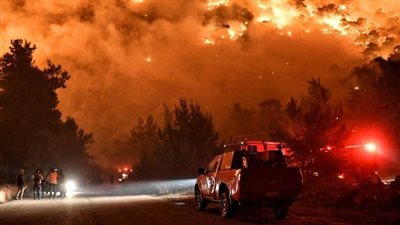 إخلاء عدة بلدات في اليونان جراء الحرائق الشديدة