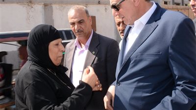 محافظ الغربية يلتقى بعض المواطنين ويستمع لمطالبهم 