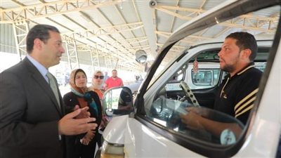 محافظ دمياط يتفقد بشكل مفاجئ موقف سيارات الأجرة بعزب النهضة