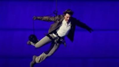 توم كروز نجم هوليوود الساحر.. قفز على دراجة نارية حاملاً العلم الأولمبي