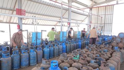 محافظ دمياط يقود حملة على محطة تعبئة اسطوانات الغاز للتأكد من الالتزام بوزن الاسطوانات