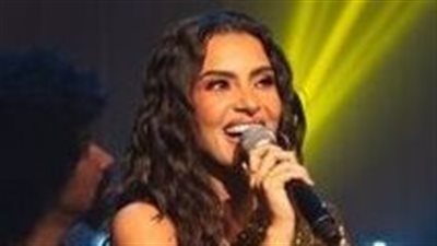 فضفاض ولامع.. كارمن سليمان تشعل حفلها الغنائي بالساحل الشمالي 