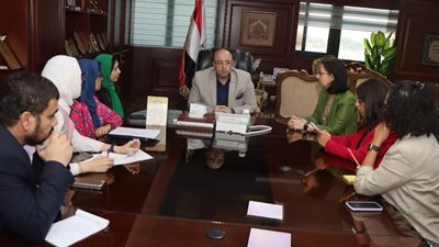 لبحث سبل التعاون.. محافظ بني سويف يلتقي مسؤولي مكتب هيئة الأمم المتحدة للمرأة بمصر