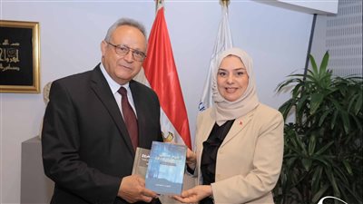 سفيرة البحرين في زيارة لمكتبة الإسكندرية