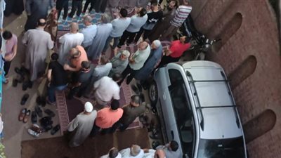 لحق بنجلتيه .. تشييع جثمان «الأب» ضحية دهس شارع باريس بالمنوفية (صور)