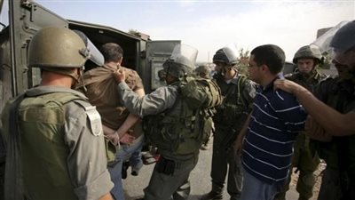 الاحتلال الإسرائيلي يعتقل 12 فلسطينيا من الضفة الغربية