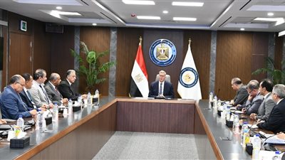 وزير البترول يشكل لجنة استشارية لزيادة إنتاج الحقول وإدارة الخزانات