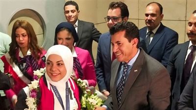 وزير الشباب والرياضة يستقبل أبطال مصر بمطار القاهرة