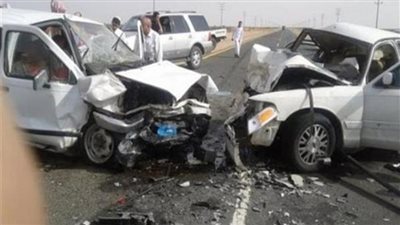 إصابة 5 أشخاص إثر قوع حادث تصادم سيارتين 