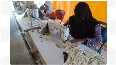 وزارة العمل تتابع برنامج تدريبي على مهنة التفصيل والخياطة للفتيات بالوادي الجديد
