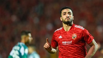 مناورات مستمرة بين الأهلي ونيس الفرنسي بسبب عبدالمنعم