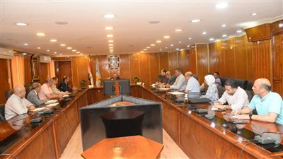 محافظ أسيوط يوجه باستغلال أراضي مزارع المحافظة والمجازر الجديدة وفتح أسواق للرمان