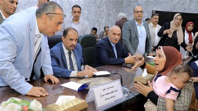 محافظ سوهاج يبحث شكاوى وطلبات 208 مواطن